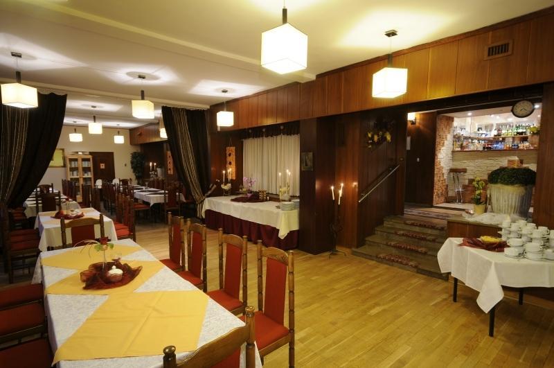 شقة بوزنان  في Jowisz المطعم الصورة